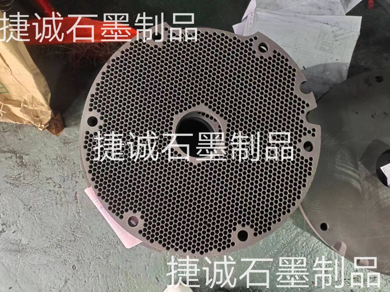 石墨盤，石墨燒結(jié)盤，石墨盤加工，銅管燒結(jié)石墨盤，導(dǎo)熱燒結(jié)石墨盤，鐘罩爐石墨盤，推板爐石墨盤，石墨盤生產(chǎn)廠家